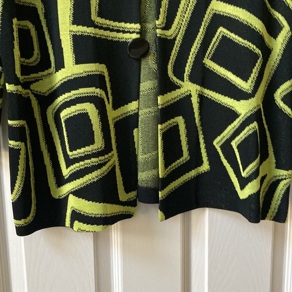 Ming Wang jacket with 3 buttons that loop closed. Excellent condition - Picture 5 of 8